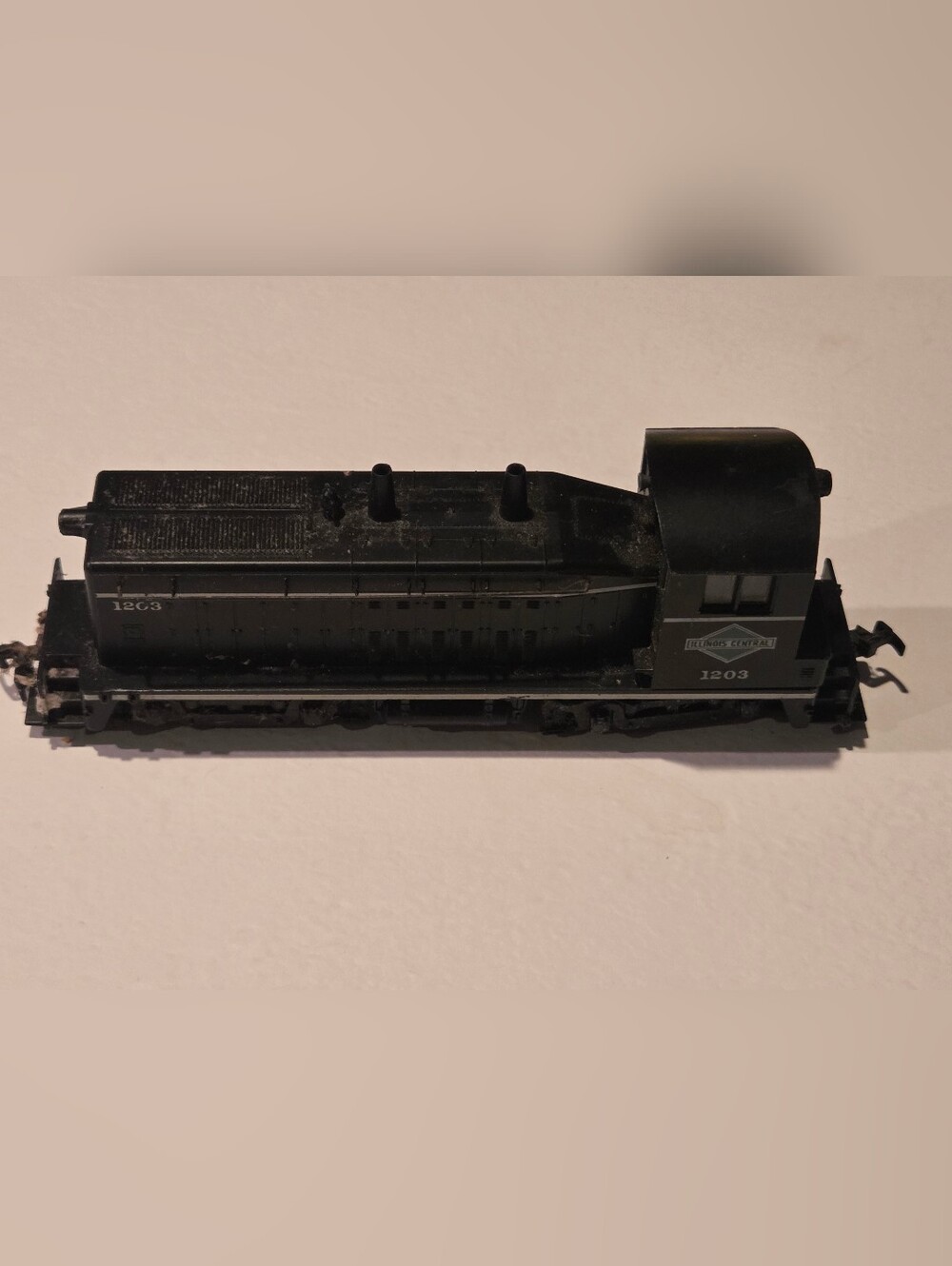HO Scale Illinois Central Diesel Switcher Transfer Locomotive 1203 Athearn Train